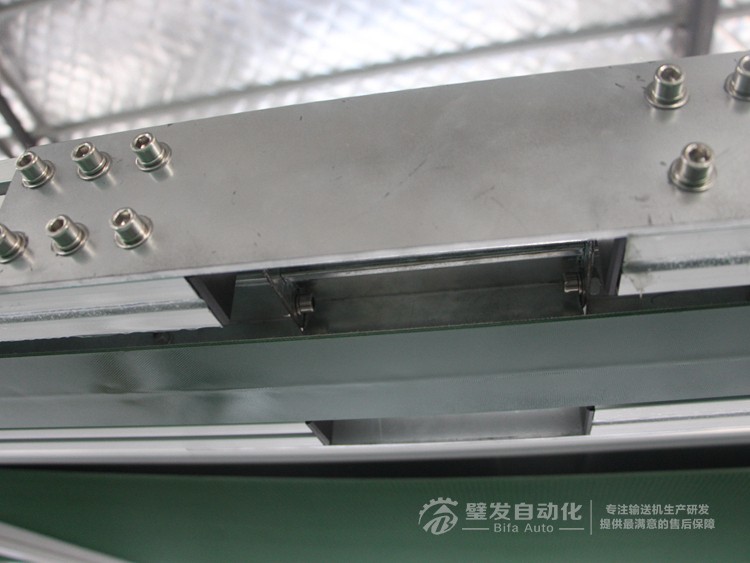 加防跑偏導條中間斷開小型非標皮帶輸送機 加防跑偏導條中間斷開小型非標皮帶輸送機